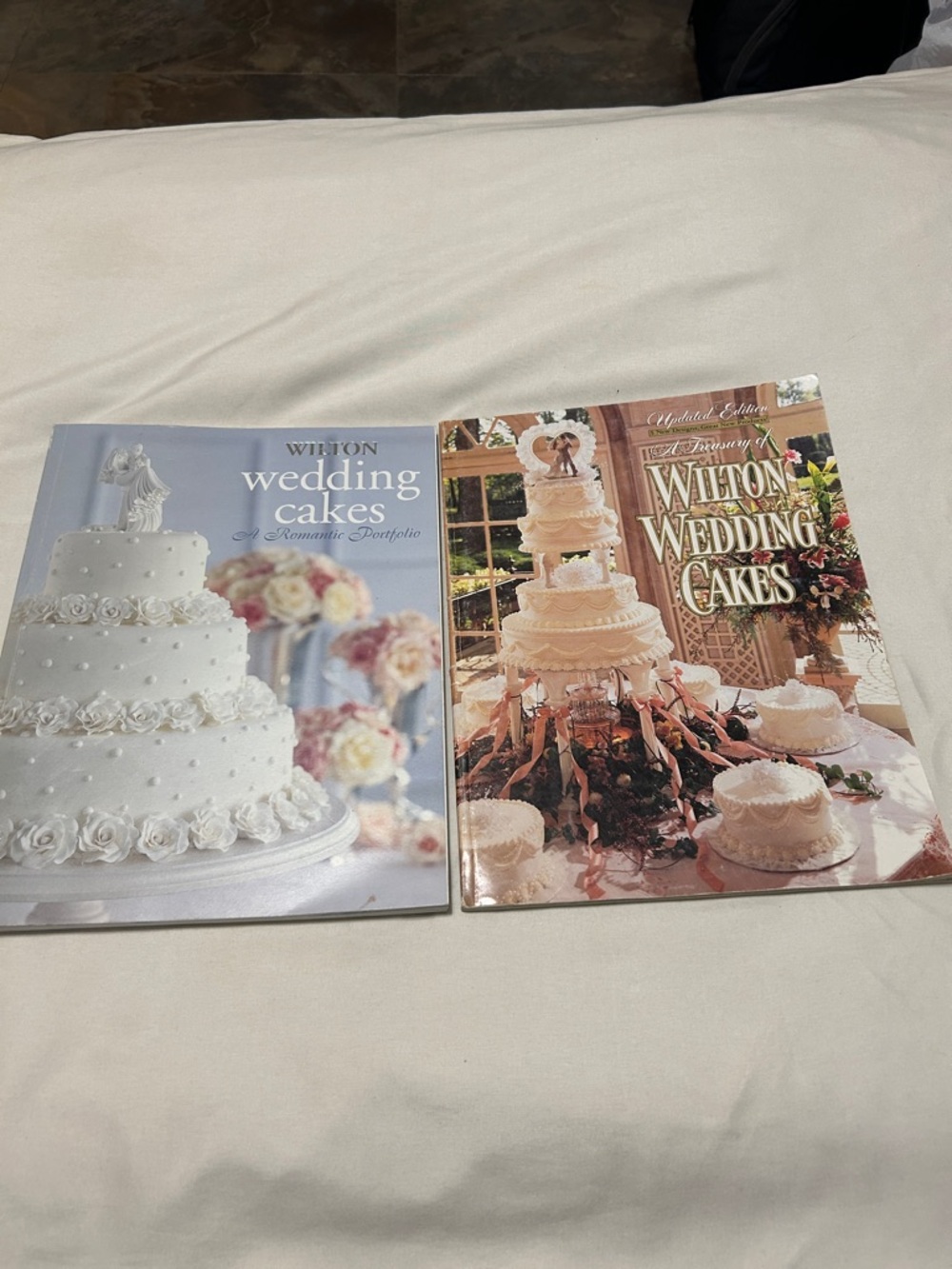 Wilton Wedding Cake decorating book lot
